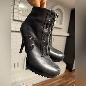 BOOTS - Size 6